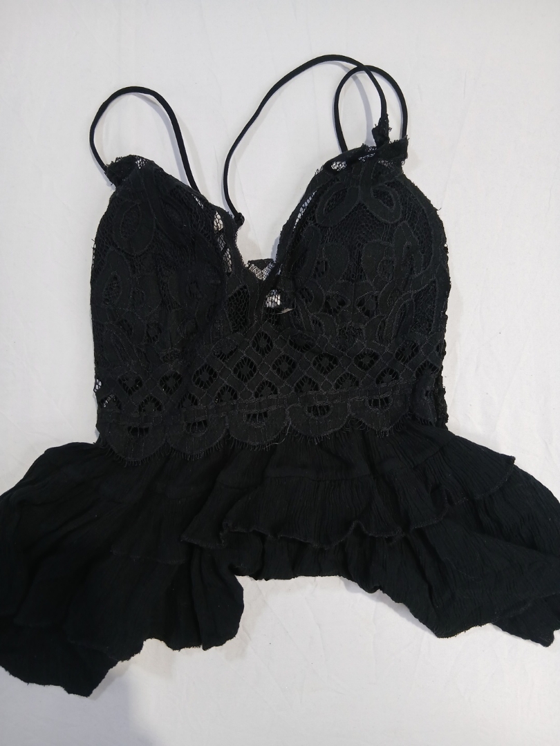 -dessus en dentelle noire et volants