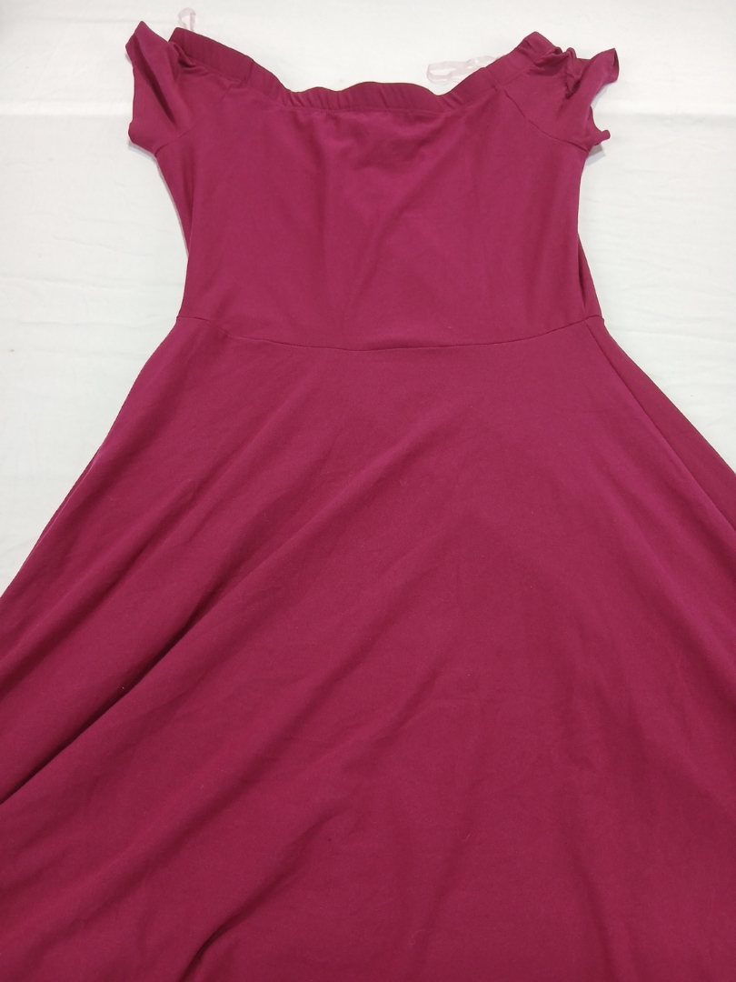 Vestito da donna scollato sulle spalle