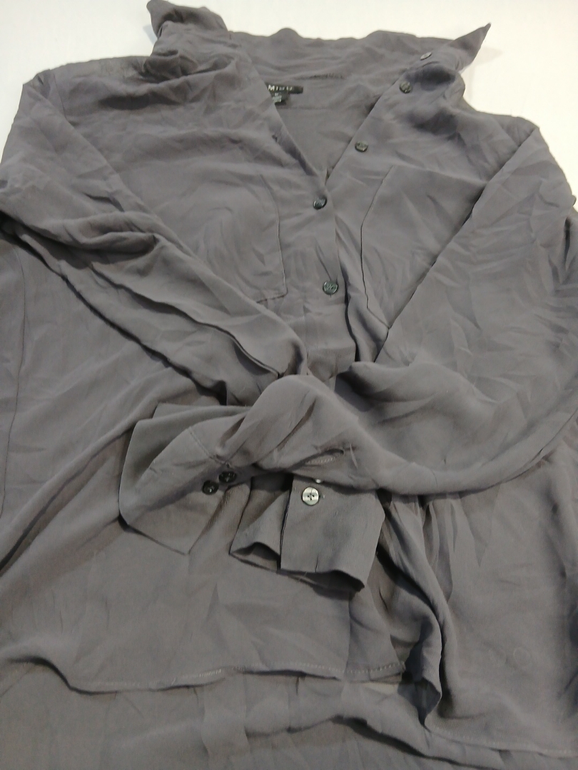 グレーの女性用ブラウス