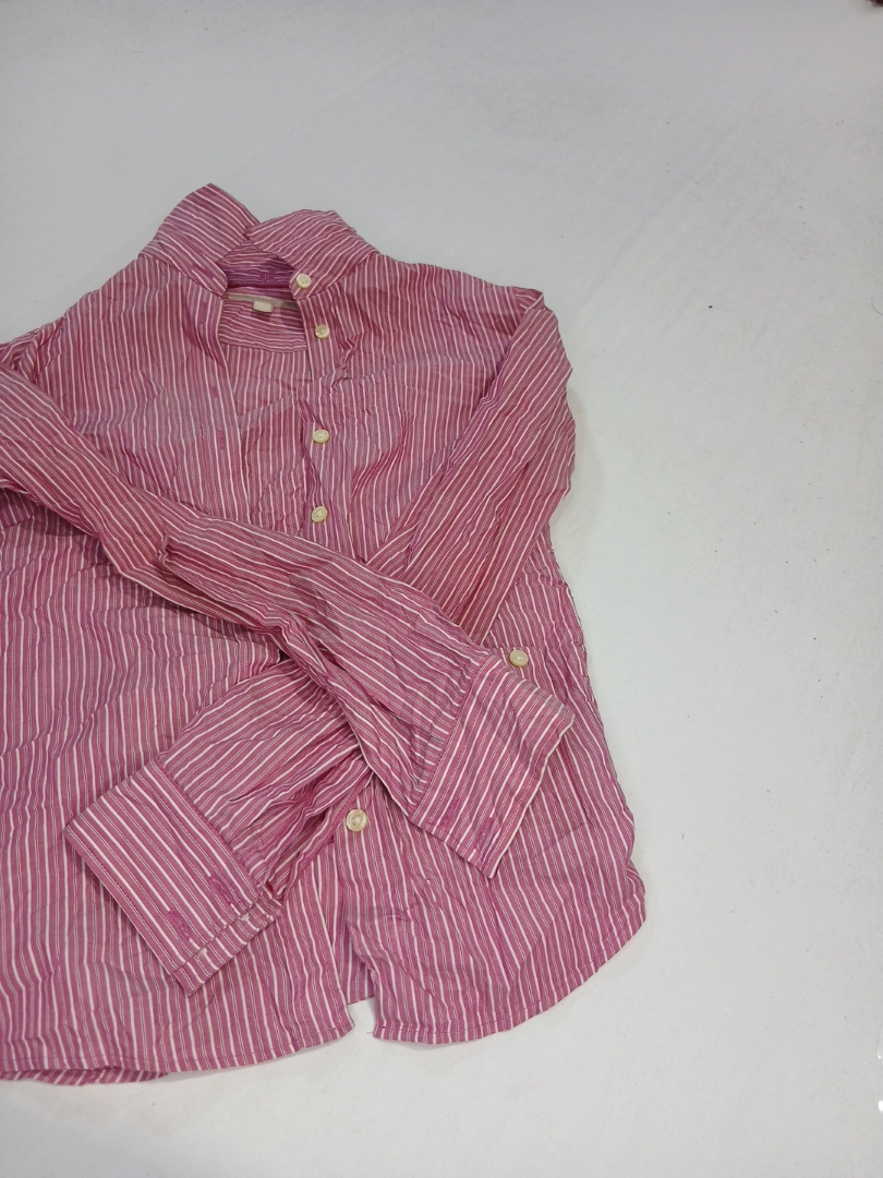 Camicia da donna rosata a righe con bottoni