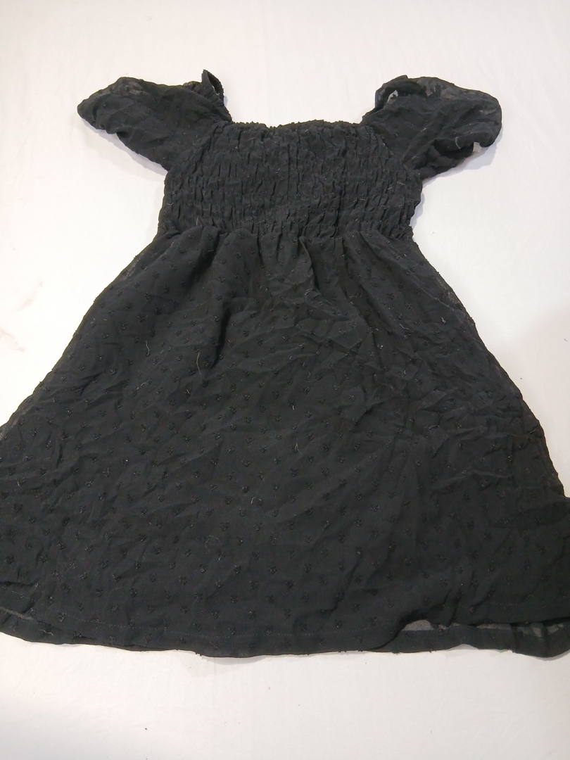 Abito nero con pois svizzeri off-the-shoulder