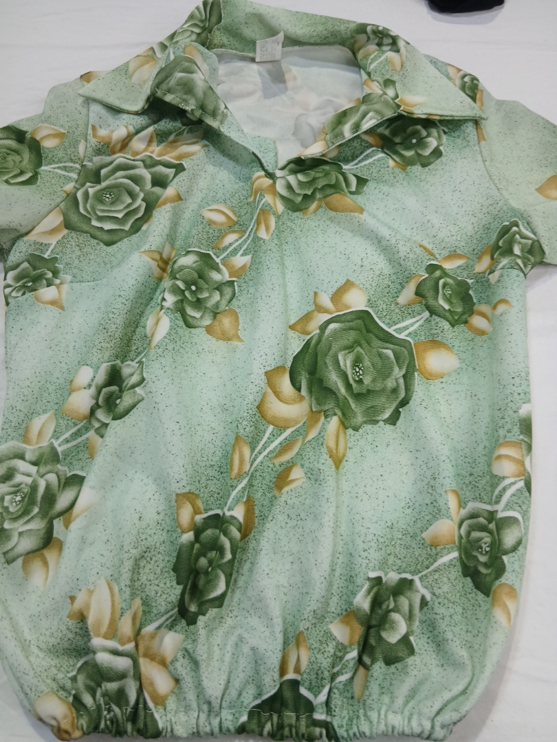 Camisa Verde Floral de Manga Curta