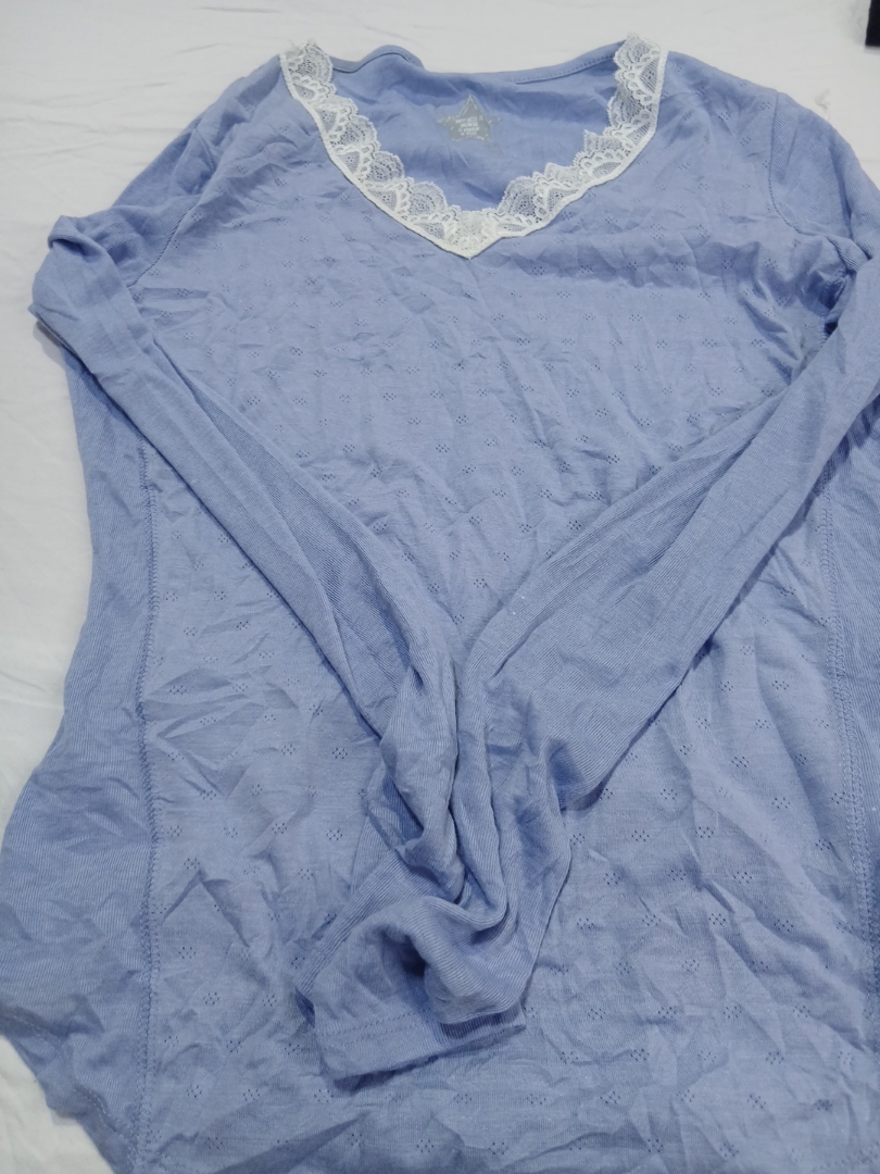レーストリム付きの青いトップ