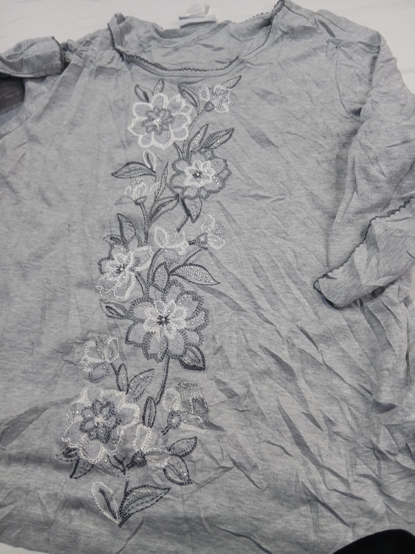 花柄刺繍のブラウス