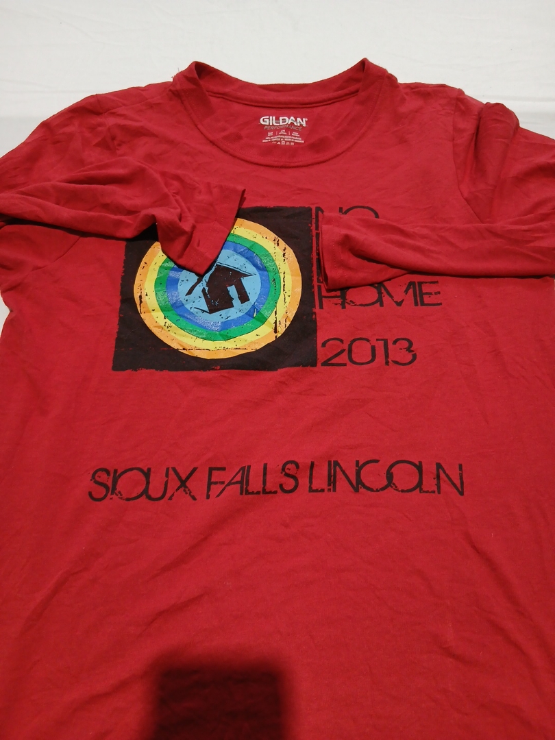 グラフィックプリントの赤いTシャツ