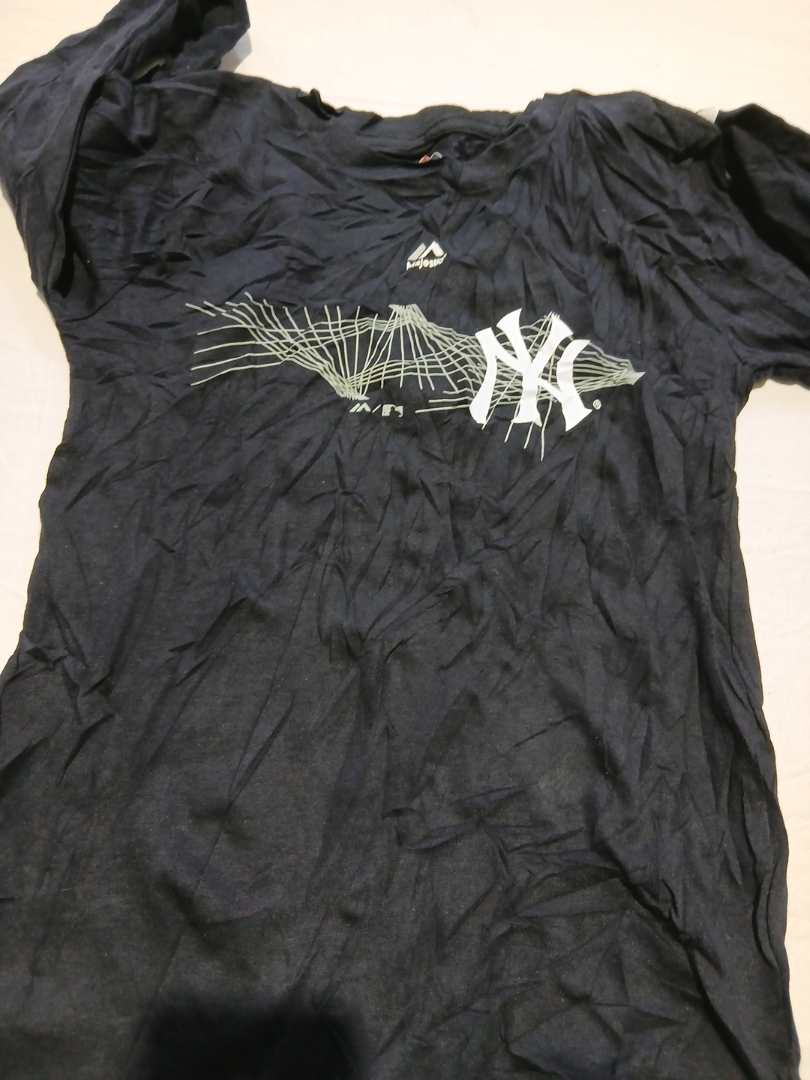 「ニューヨーク・ヤンキースのロゴ入りTシャツ」