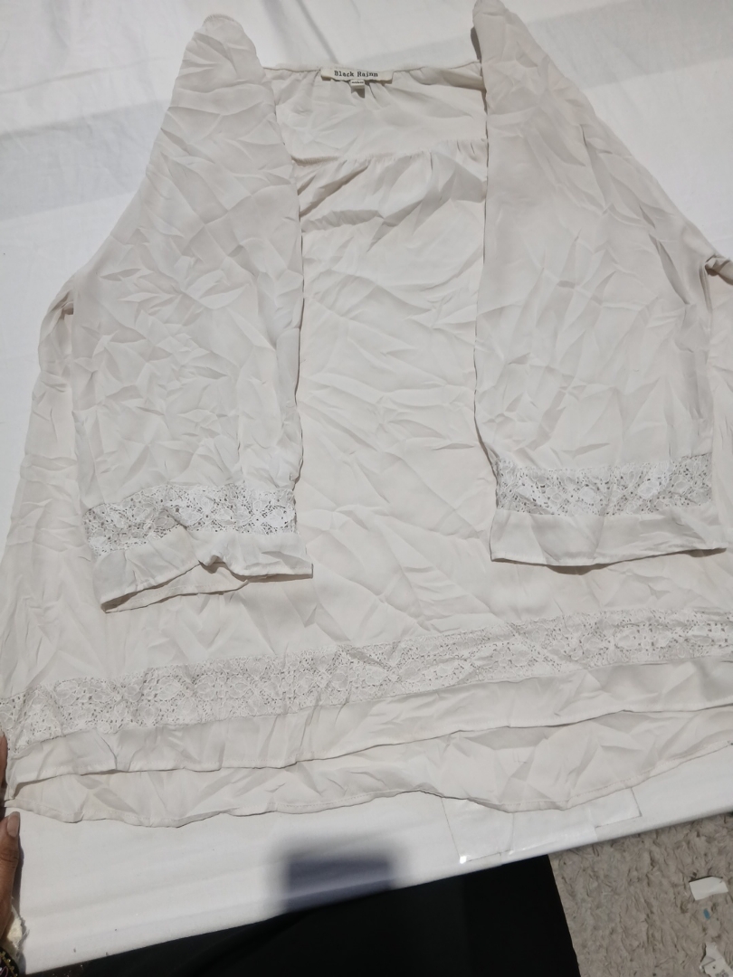 Blouse blanche cassée avec bord en dente..