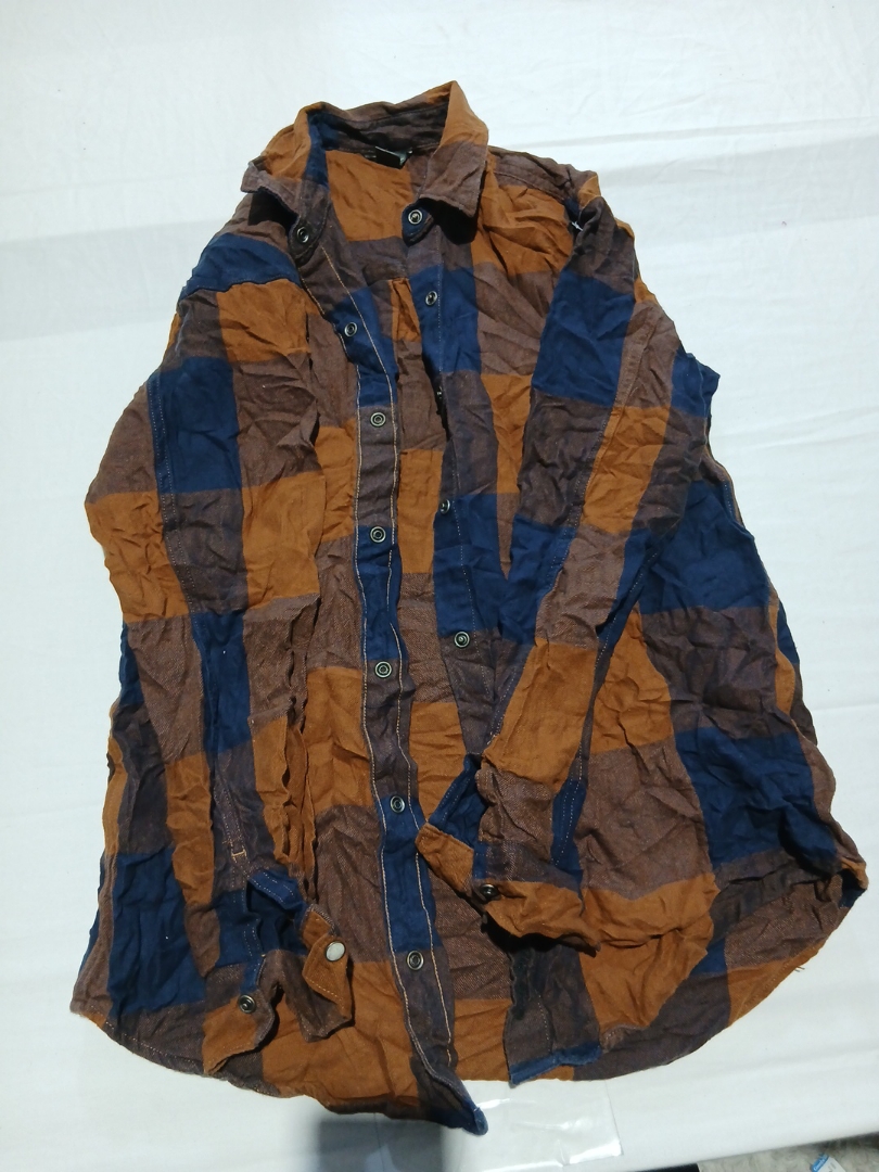 Chemise en flanelle à carreaux marron et..