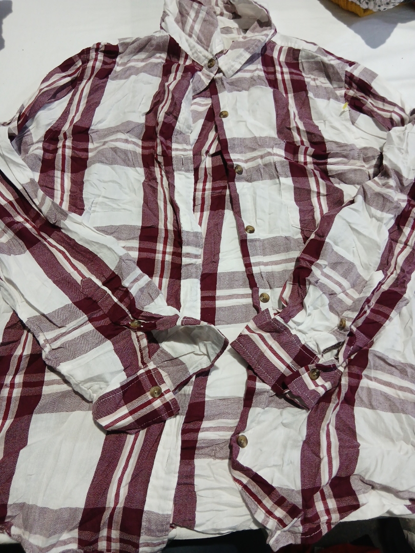 Chemise à carreaux en flanelle boutonnée..