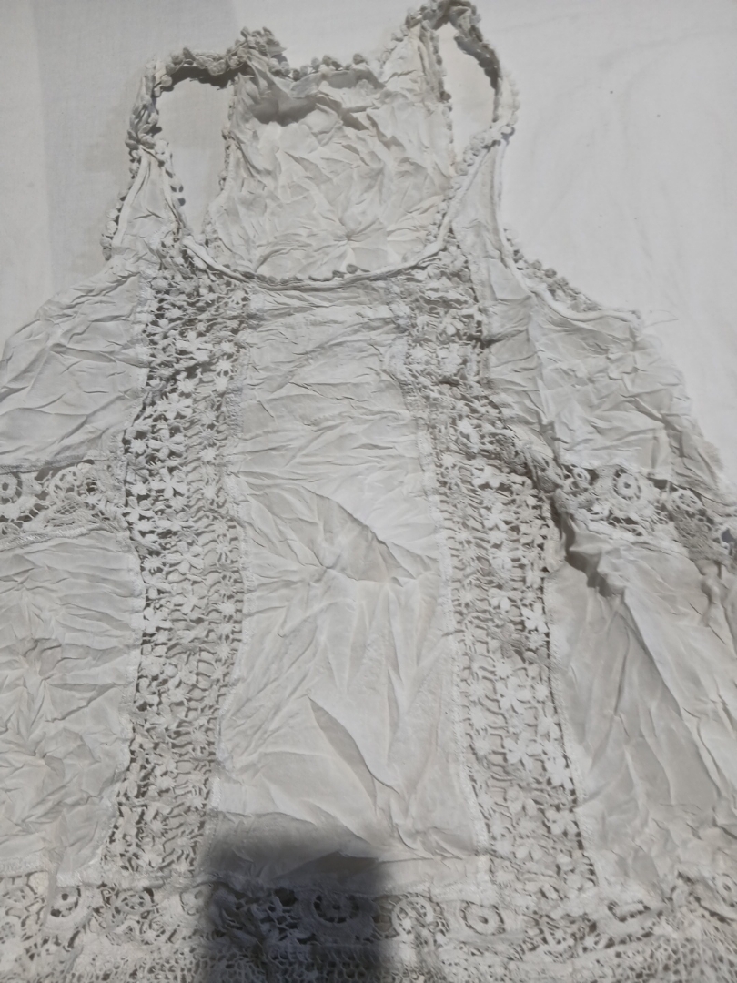 Blouse en dentelle à volants blancs