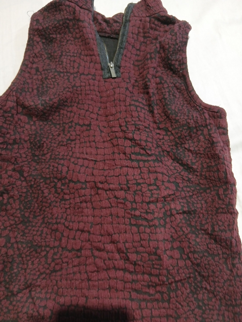 Giubbotto senza maniche con cappuccio e zip