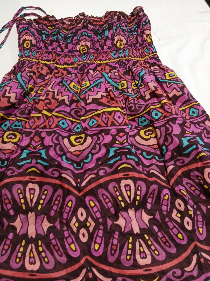 Robe mini smockée imprimée géométrique multicolore..