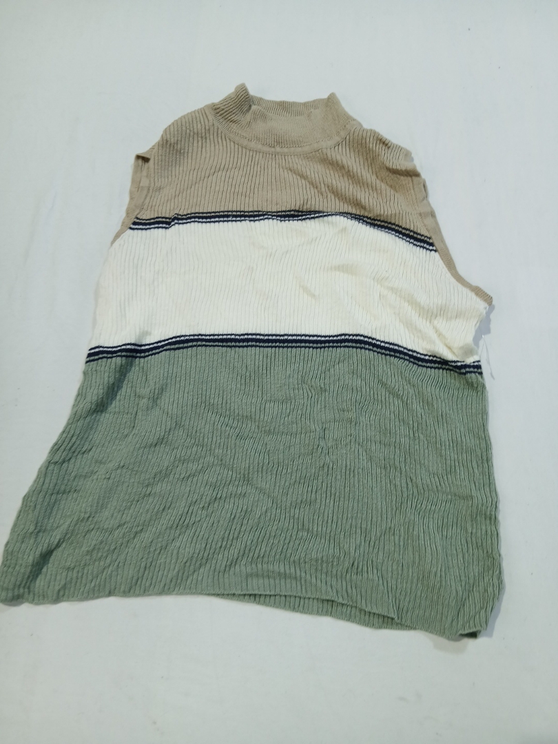 Blusa de Tricô Sem Mangas Listrada com Gola Alta