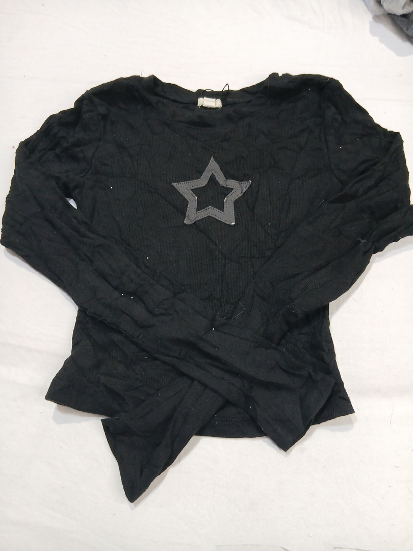 Blusa Preta de Manga Longa com Detalhe de Estrela ..