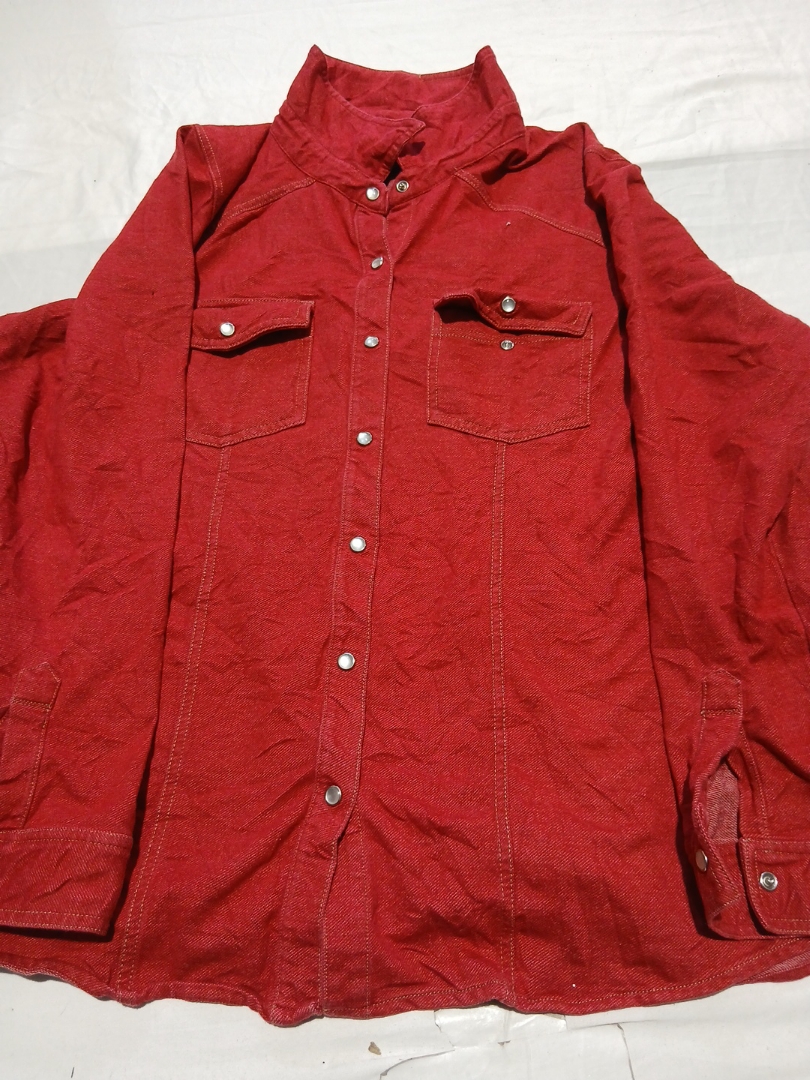 Camisa de botão em cordão vermelho Denim & Co