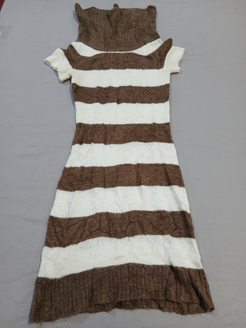 Robe en tricot à rayures marron et blanche