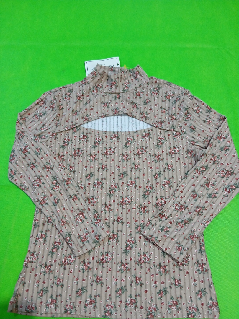 Top a maniche lunghe floreale