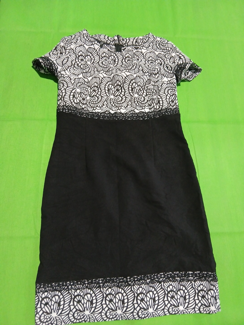 Schwarzes und weißes Blumenkleid