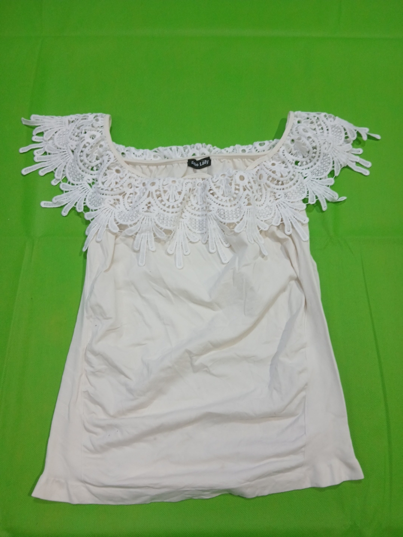 Oben mit weißer Spitzenborte