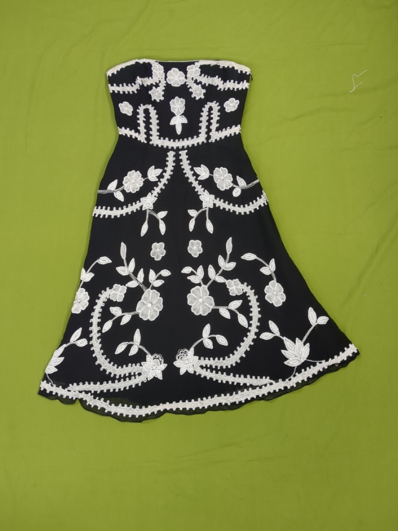 Abito da sera ricamato floreale nero