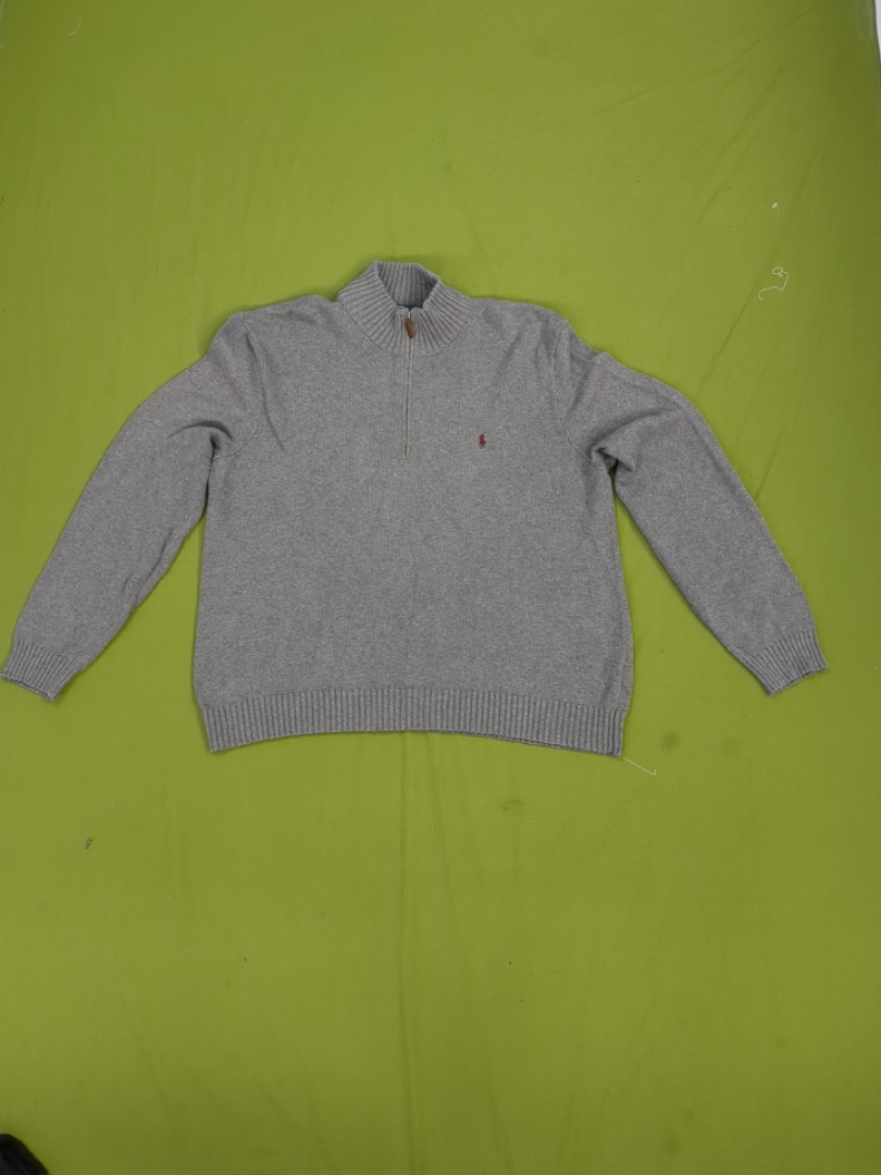 Grauer Polo-Pullover