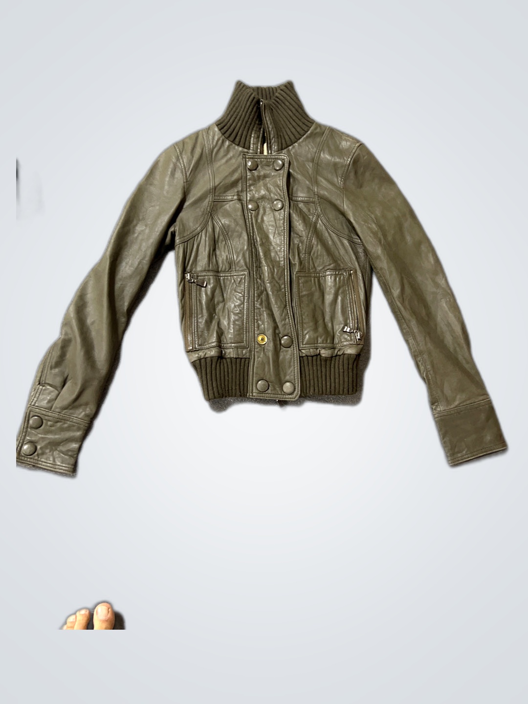 Chaqueta bomber de cuero verde oliva