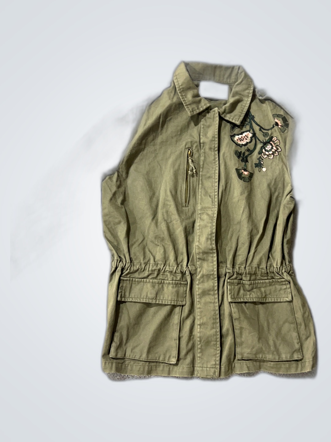 Chaqueta utilitaria verde bordada de Zara