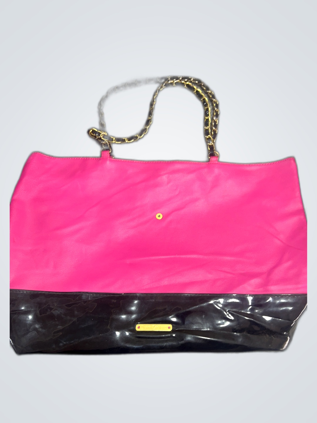 Sac à main rose avec des sangles en chaîne