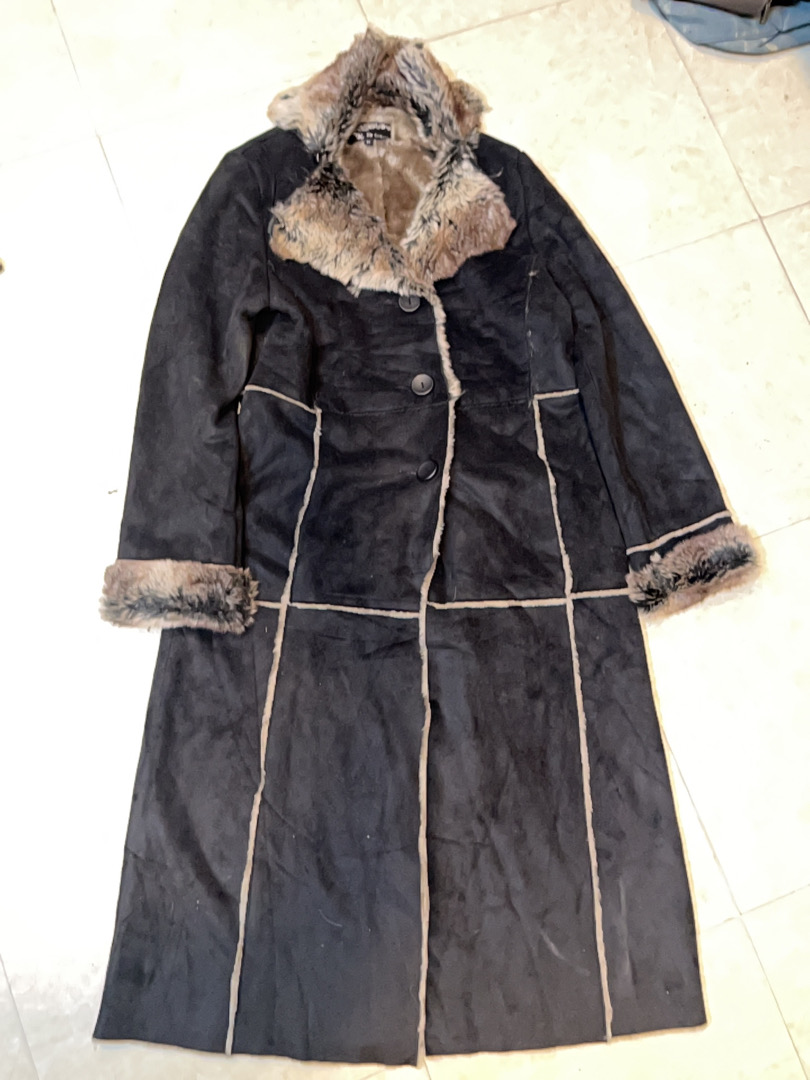 Manteau en daim noir avec bordure en fourrure Ky C..