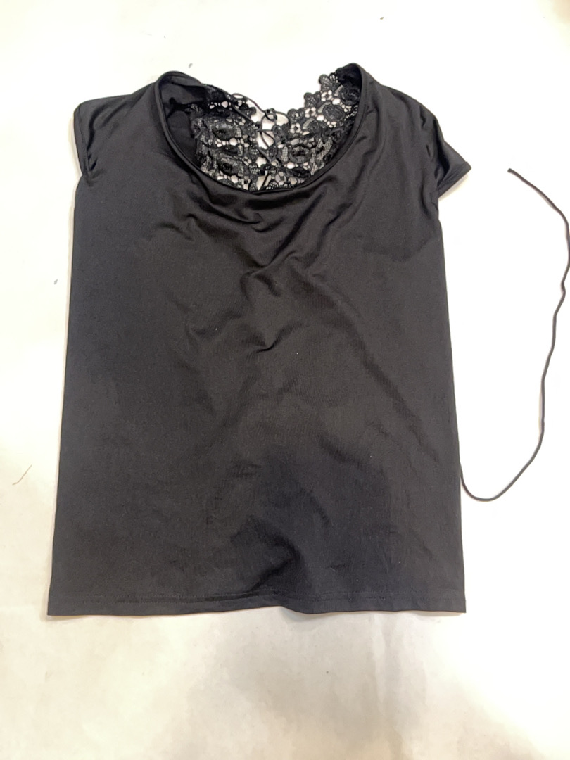 Haut avec bordure en dentelle noire