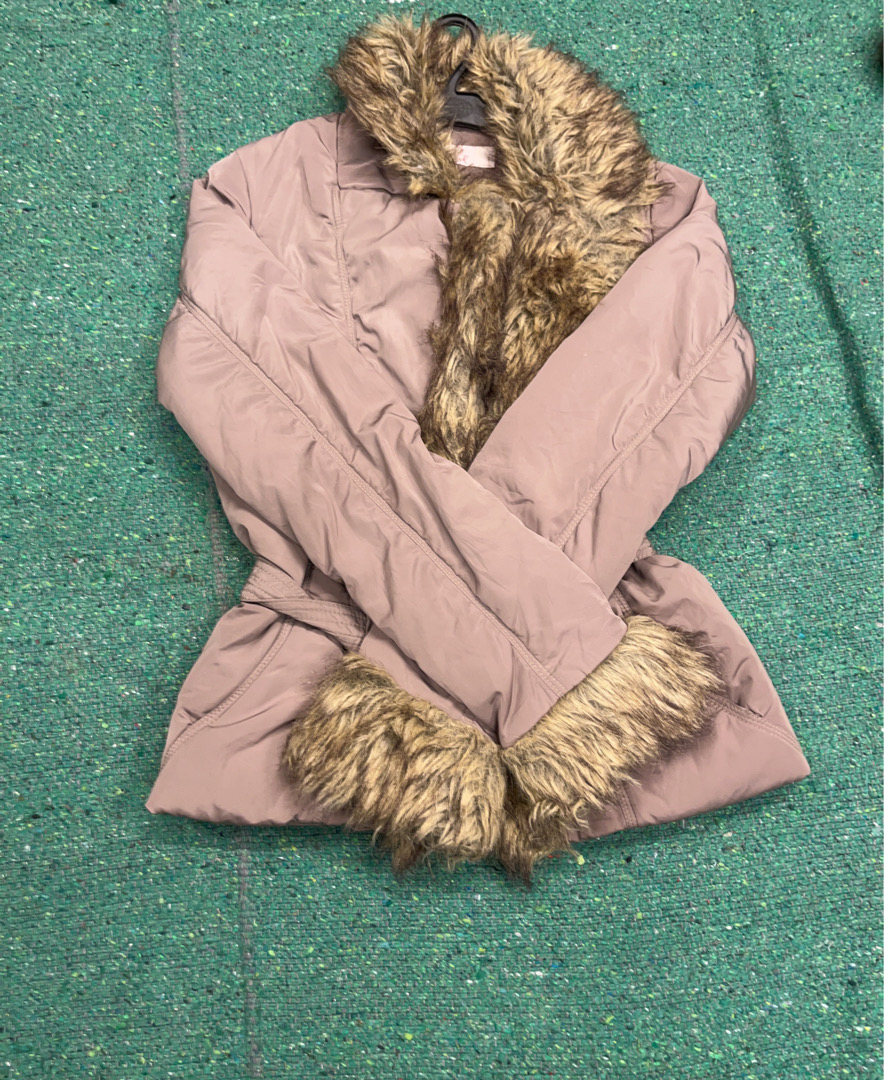 Veste en duvet matelassée doublée de fourrure beig..