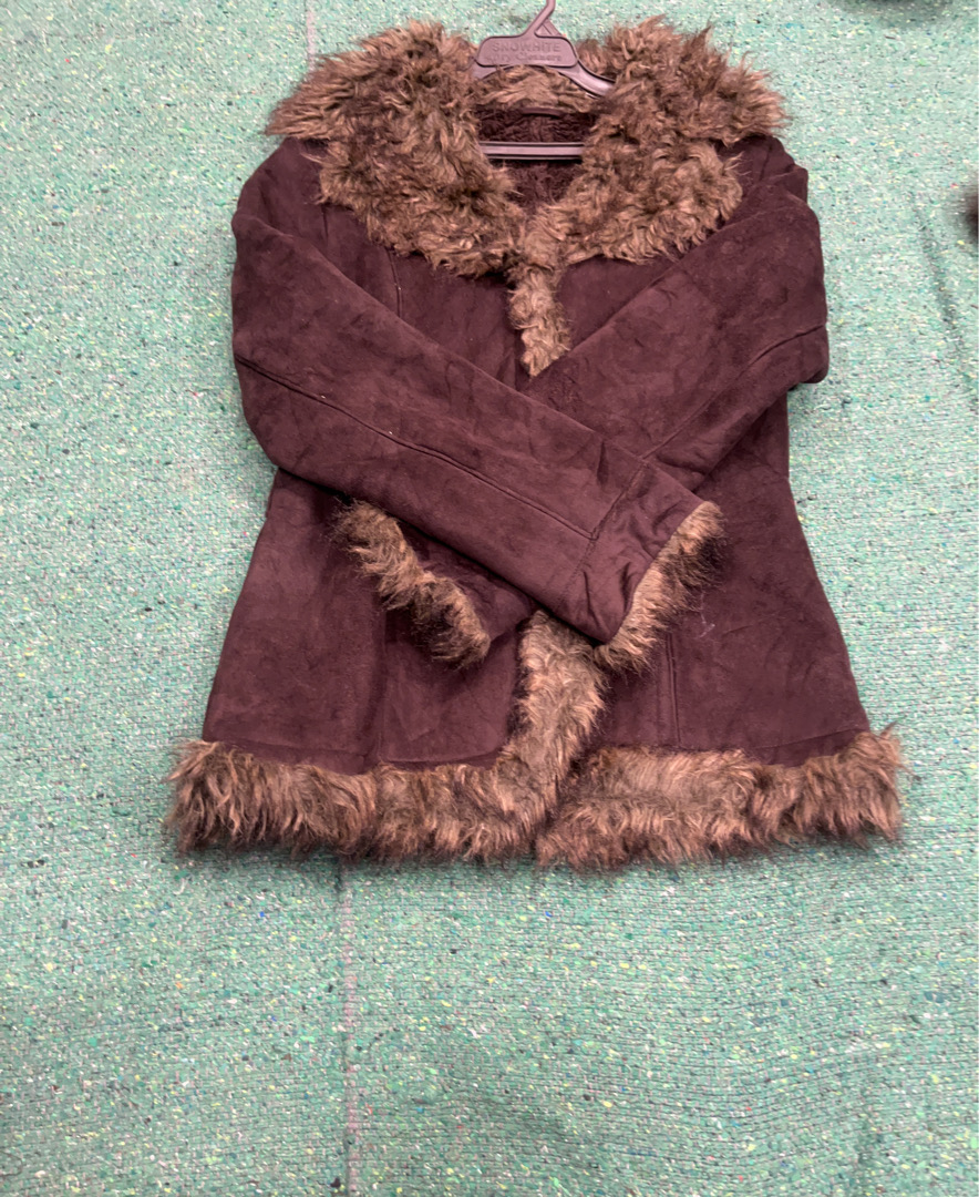 Manteau en fourrure brune avec bordure