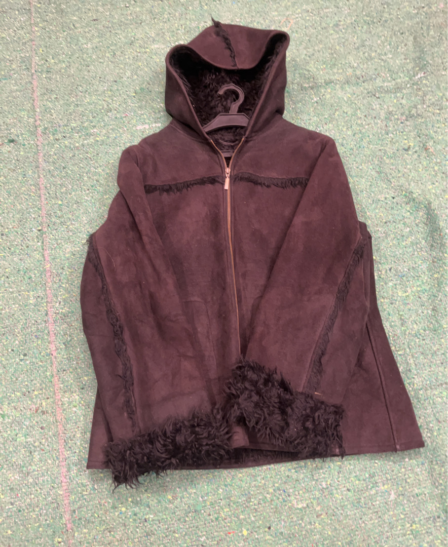 Giacca marrone con cappuccio e rifinitura in pelli..