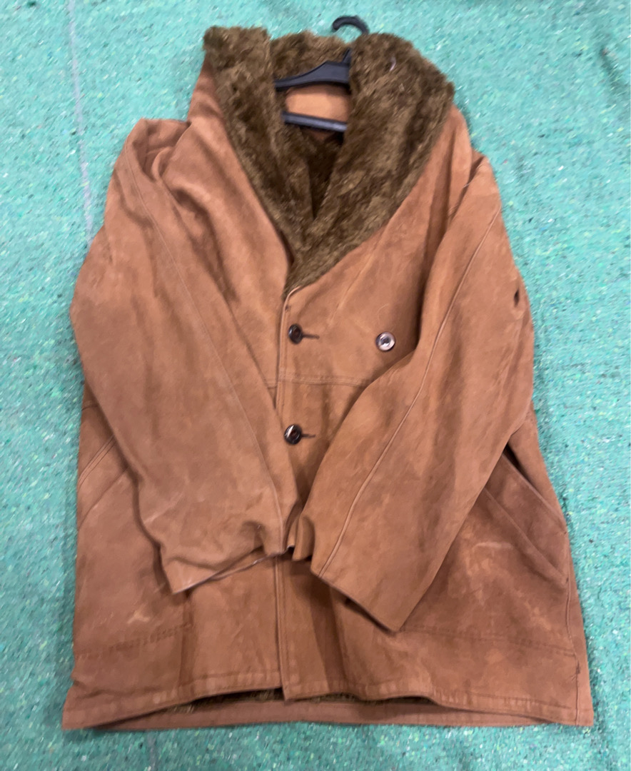 Giacca in suede marrone con colletto in pelliccia