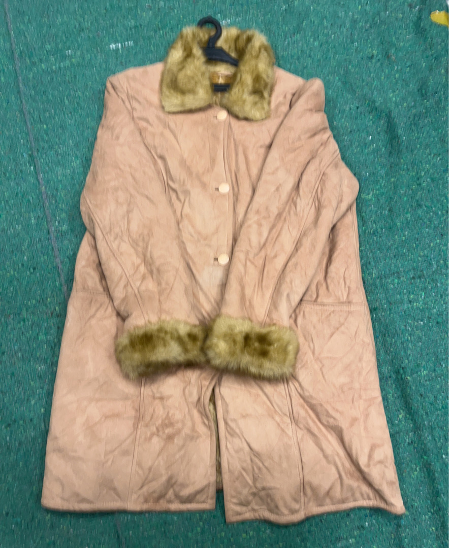 Maglione rosa con rifiniture di pelliccia