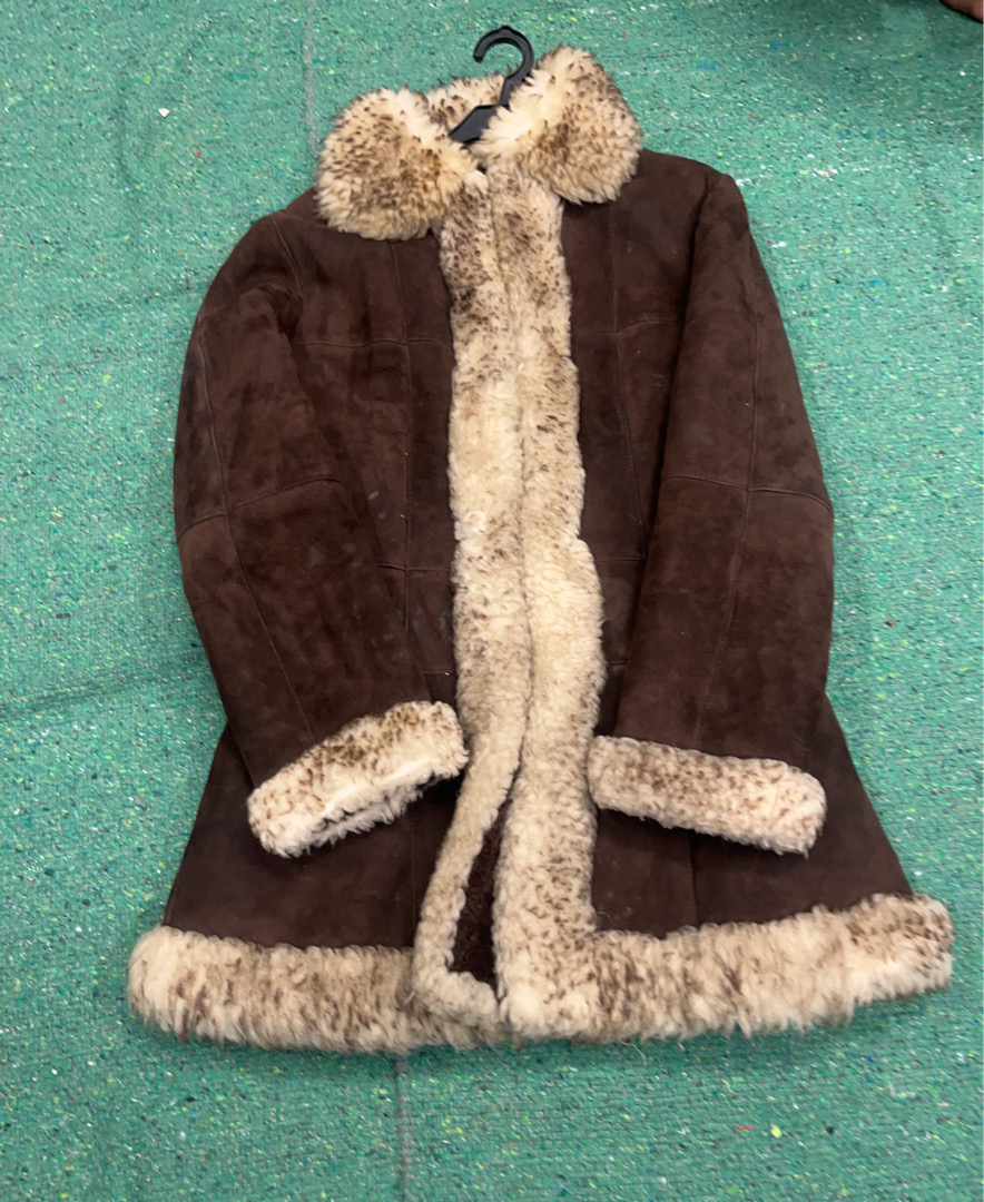 Manteau en fourrure marron avec garniture