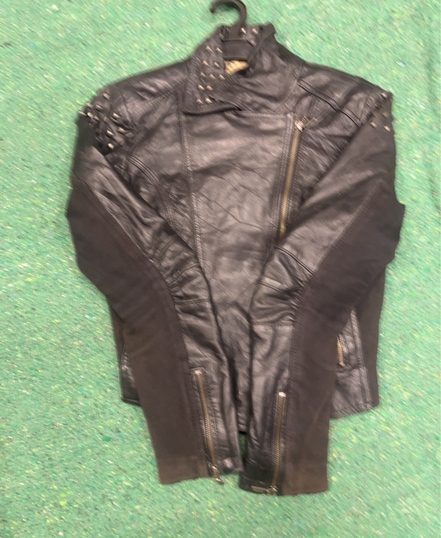 Giacca di pelle nera con borchie metalliche