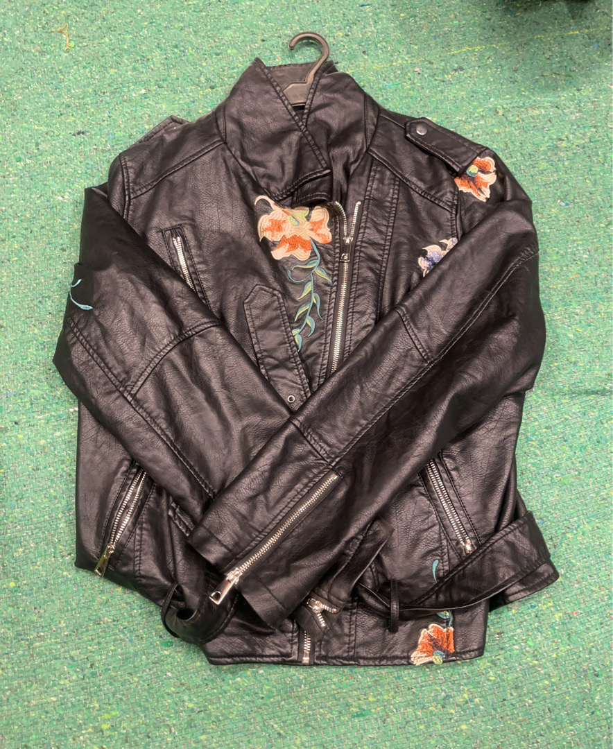 Giacca di pelle nera con ricami floreali