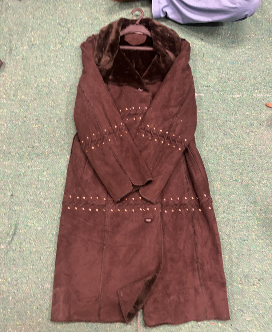 Manteau en daim marron avec des clous