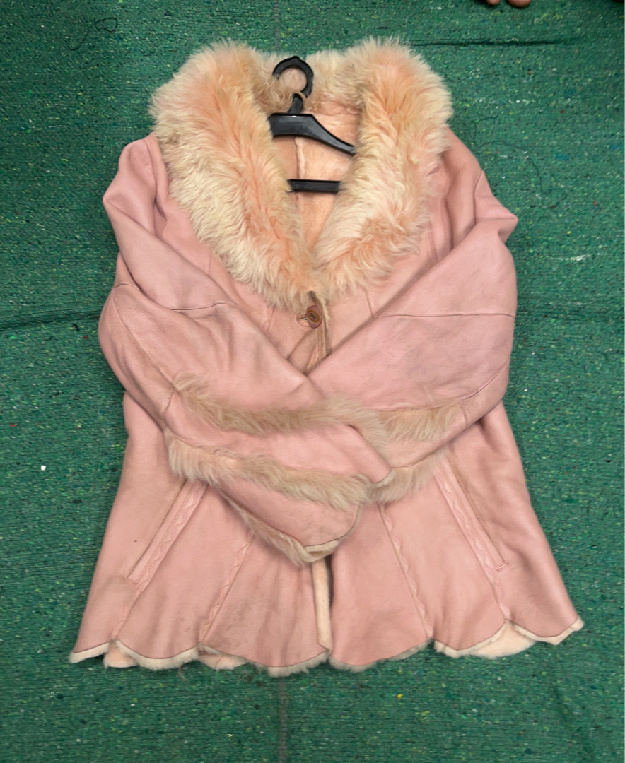 Manteau en fourrure rose.
