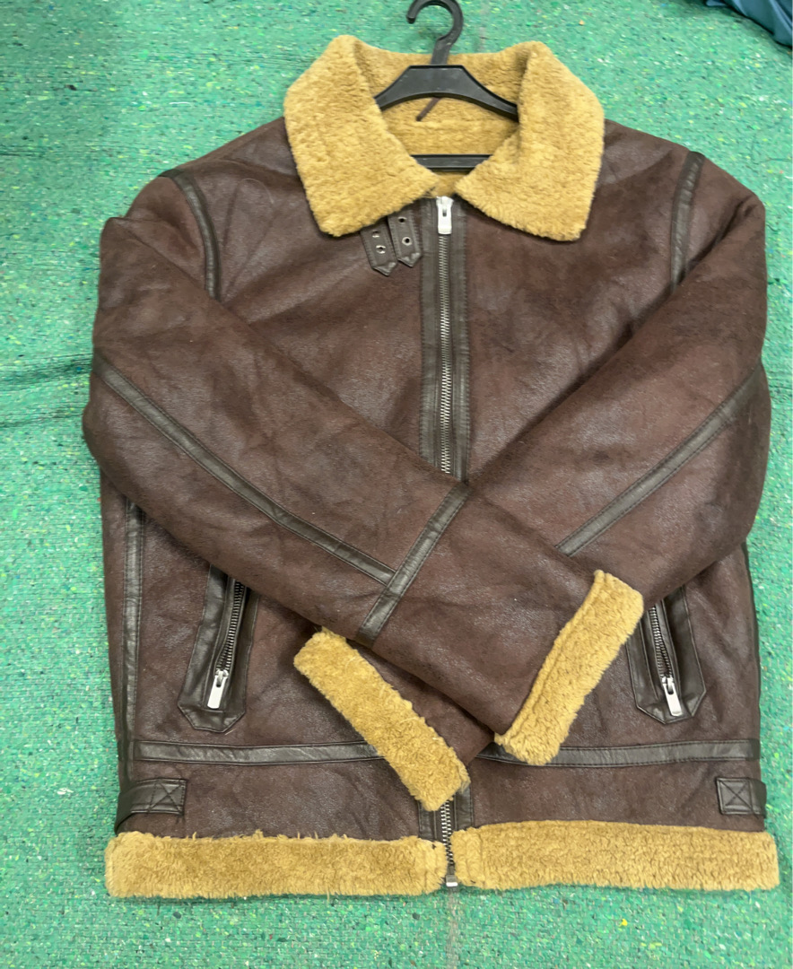 Veste en cuir marron avec garniture en peau de mou..