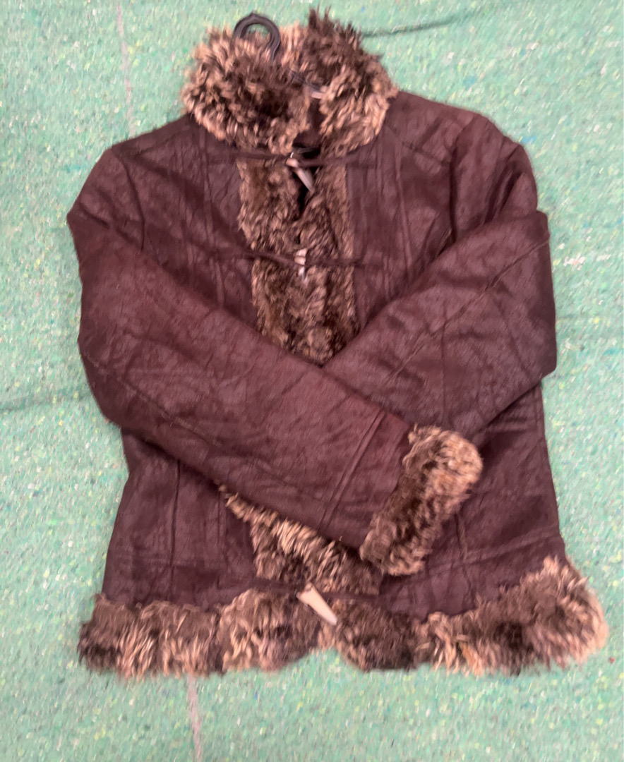 Veste brune avec bordure en fourrure