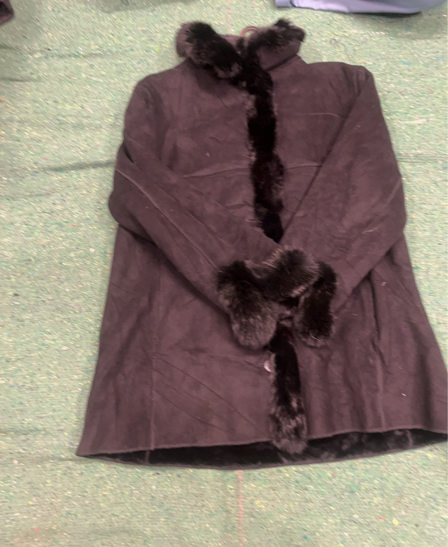 Brauner mit Fellbesatz