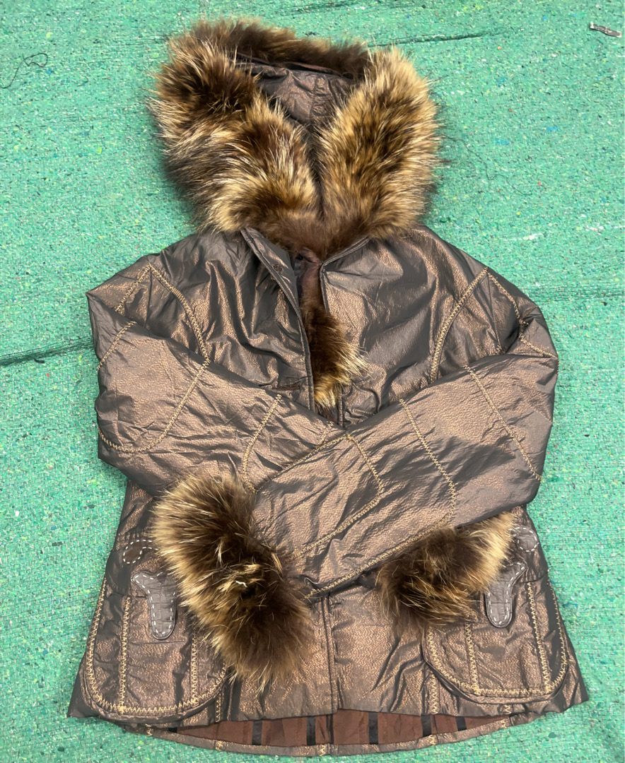 Veste rembourrée brune avec garniture en fourrure