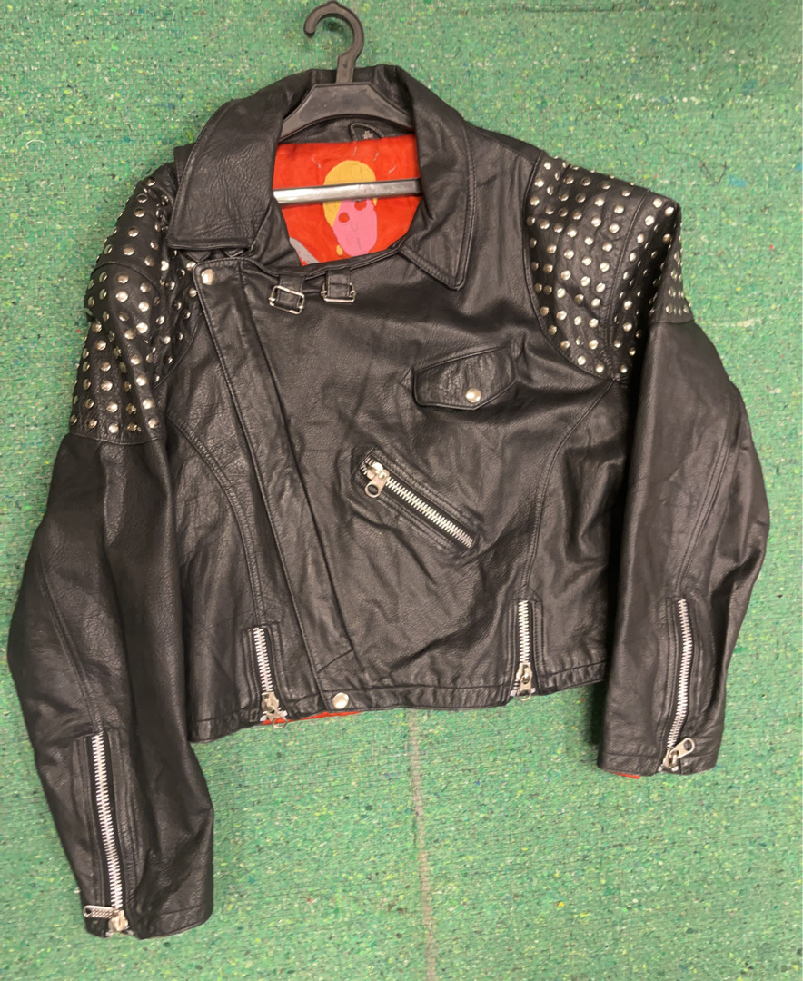 Veste en cuir noir avec des manches cloutées