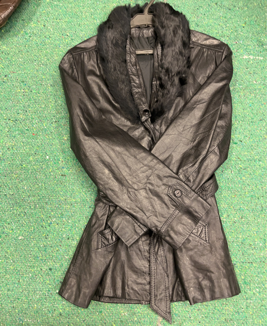 Manteau en cuir avec col en fourrure