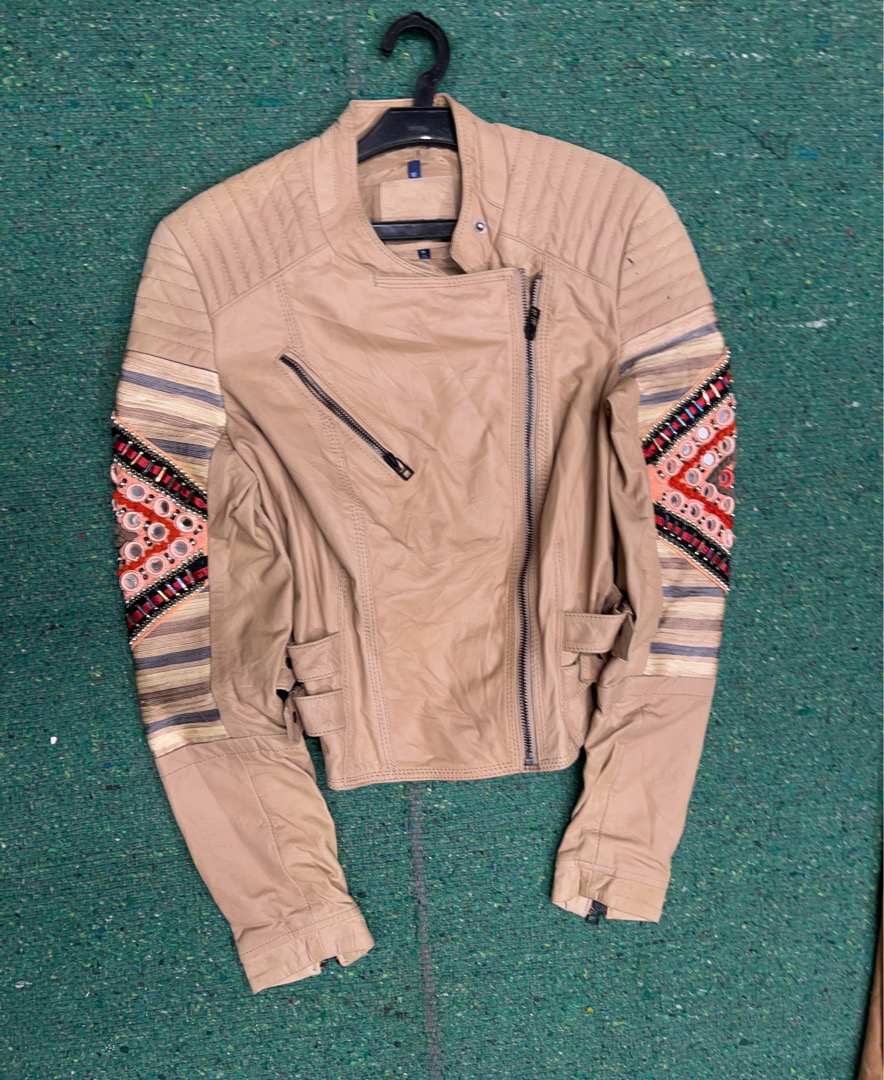 Veste de motard en cuir tan avec des manches brodé..