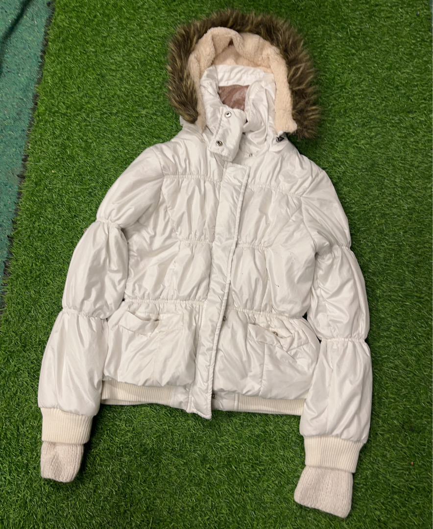Blouson rembourré blanc avec capuche en fourrure
