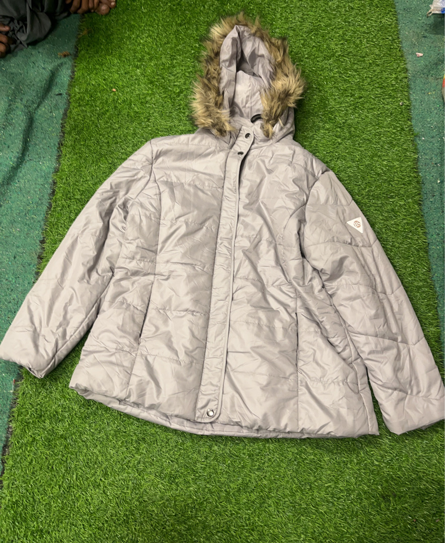 Giacca Puffer Grigia con Cappuccio in Pelliccia