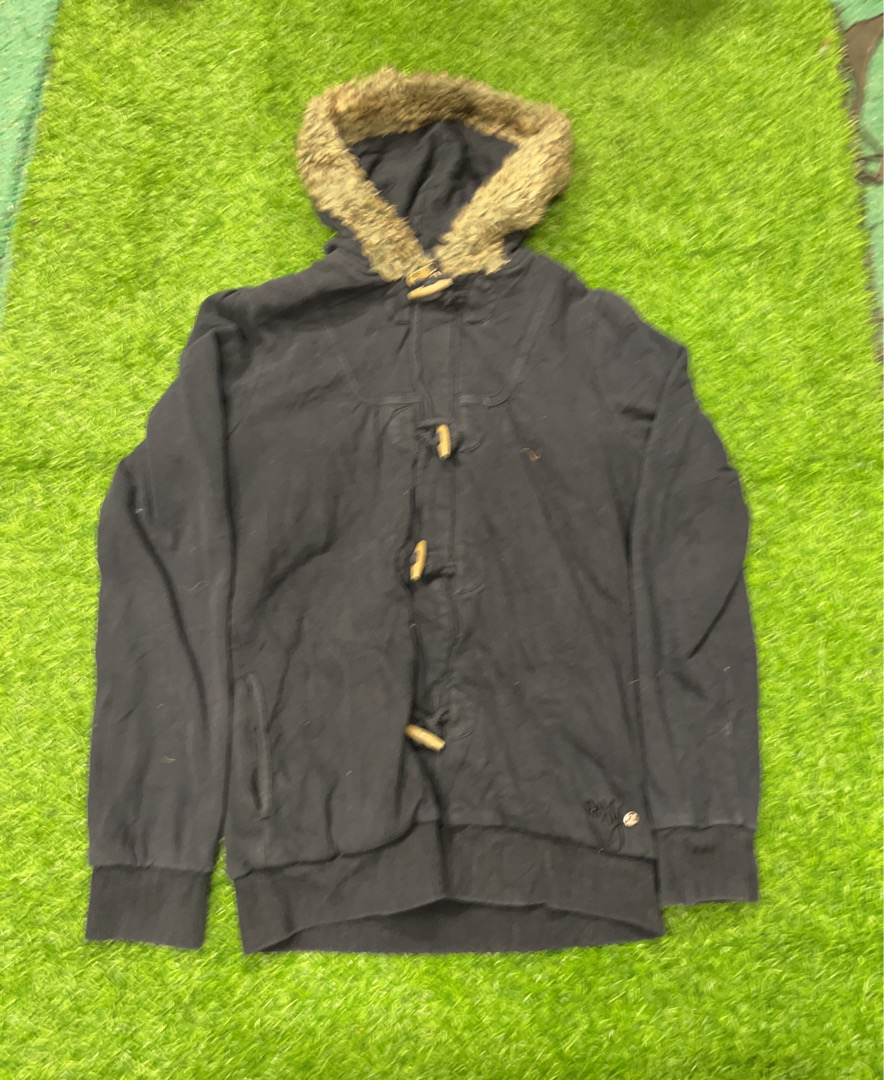 Veste à capuche noire avec capuche en fourrure.